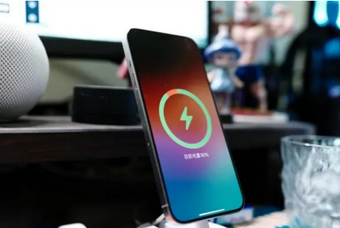 柳州苹果15换屏服务分享用什么充电器给iPhone15充电更好 